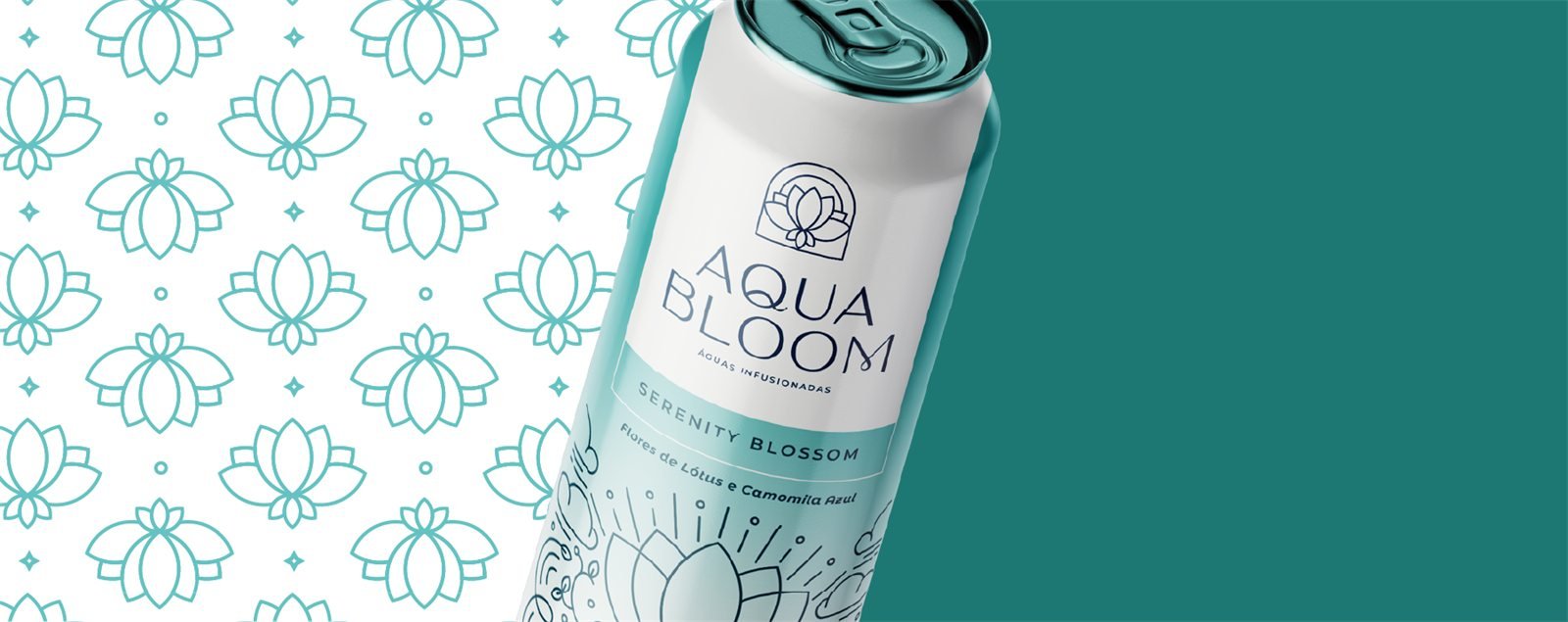 Lata Serenity Blossom da AquaBloom ao lado do padrão de flores de lótus em verde-água
