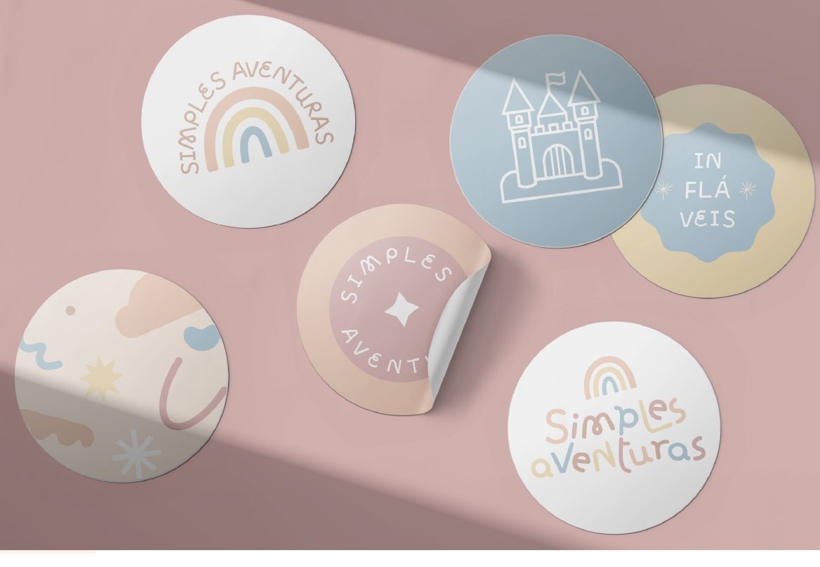Adesivos circulares da Simples Aventuras com logotipo, castelo inflável e padrão gráfico