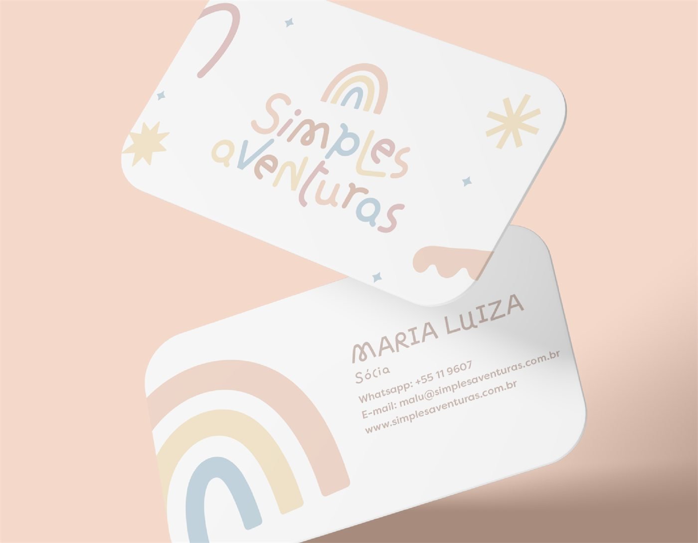 Cartão de visita da Simples Aventuras com o arco-íris em tons pastel